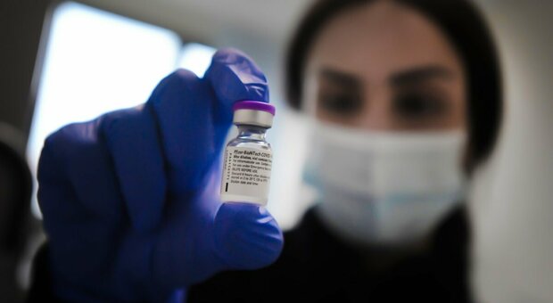 Vaccino Covid, il viceministro Sileri: «Per gli over 80 slitta di 4 settimane». Tutto rinviato a marzo