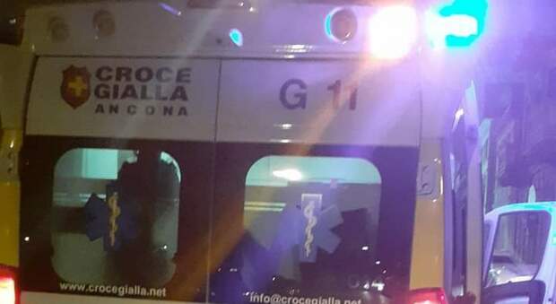 L'ambulanza della Croce Gialla in via Marconi