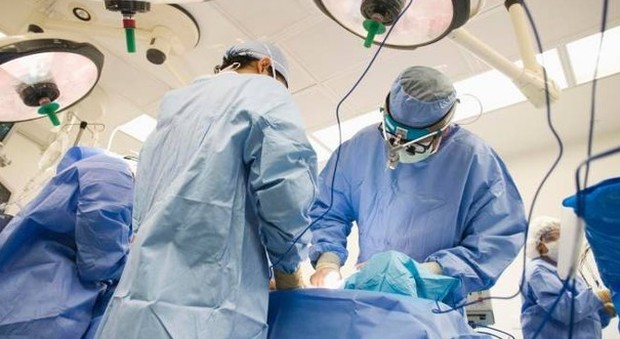 Tumore improvviso e devastante: due chirurghi rientrano dalle ferie per operare