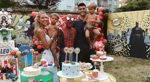 Alvaro Morata e Alice Campello super eroi, la festa di compleanno dei gemelli è super FOTO