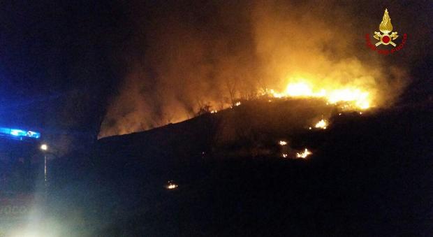 Un'immagine dell'incendio nella notte a Gallio