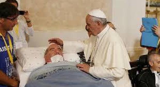 Papa Francesco telefona a una malata di tumore a Ischia: «Io prego per lei e lei preghi per me»