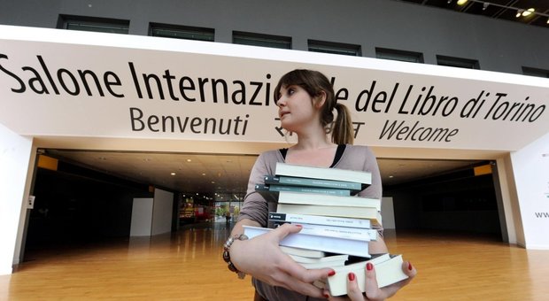 Salone del Libro, la procura di Torino chiede il rinvio a giudizio per 26 persone. C'è anche l'ex sindaco Piero Fassino