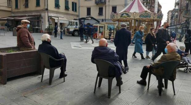La Spezia, il sindaco fa rimuovere le panchine e gli anziani si portano la sedia da casa