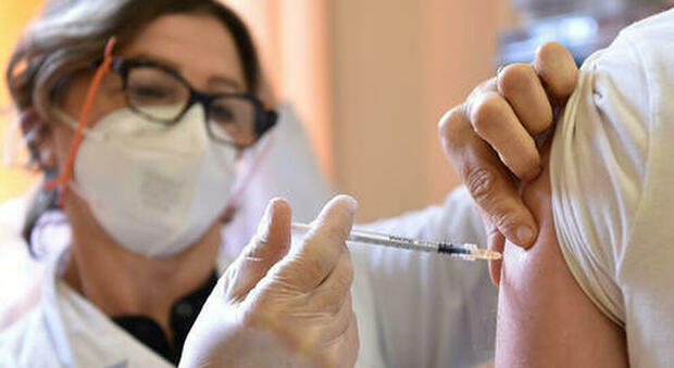 Vaccini nel Lazio, da lunedì notte aperte le prenotazioni per chi è nato nel 1960 e 1961