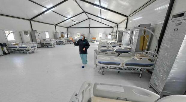 Coronavirus a Napoli, la rivolta dei medici dell'ospedale Cardarelli: «Mai più pazienti Covid»