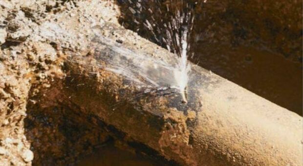Si rompe la conduttura dell’acqua a Civitanova, mattinata a secco per Fontespina e San Gabriele. Foto generica