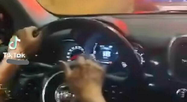 Napoli, simulano un'emergenza per farsi largo nel traffico e pubblicano il video su TikTok: la guidatrice sarebbe un'infermiera