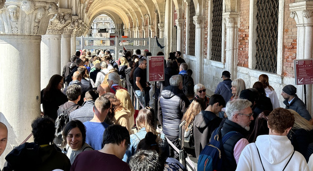 Turisti in coda per visitare palazzo Ducale a Venezia