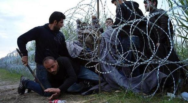 Migranti, alta tensione in Ungheria. ​Polizia usa lacrimogeni contro i profughi