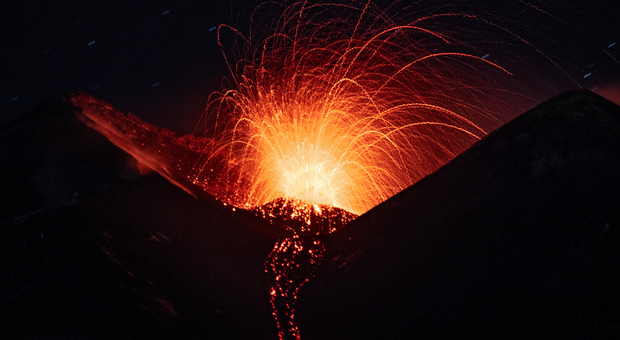 L'Etna dà spettacolo: fontane di lava e colonna eruttiva alta 4,5 km
