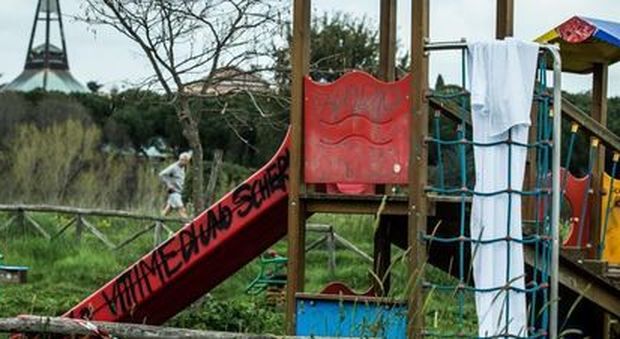Roma, il Comune chiude 60 parchi gioco: mancano soldi per altalene e scivoli