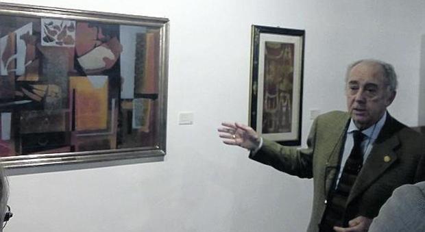 Il direttore dei musei di Latina Francesco Tetro davanti al quadro Altre stanze di Corrado Cagli