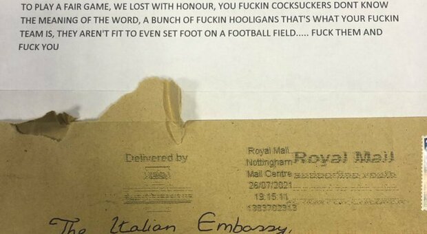 Euro 2020, la lettera ricevuta dall'ambasciata italiana a Londra: «Bastardi, avete truccato la finale»