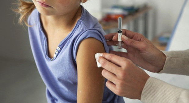 Vaccino ai bimbi tra 5 e 11 anni, la decisione della Regione: dosi nelle scuole dal 16 dicembre
