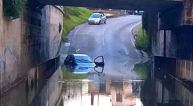 Nola, auto sott'acqua in un cavalcavia: salvato il conducente