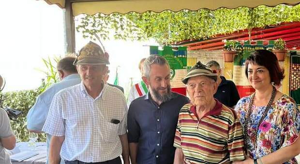 I pronipoti del disperso in Russia con l'ex commilitone centenario Enrico Chiapponi