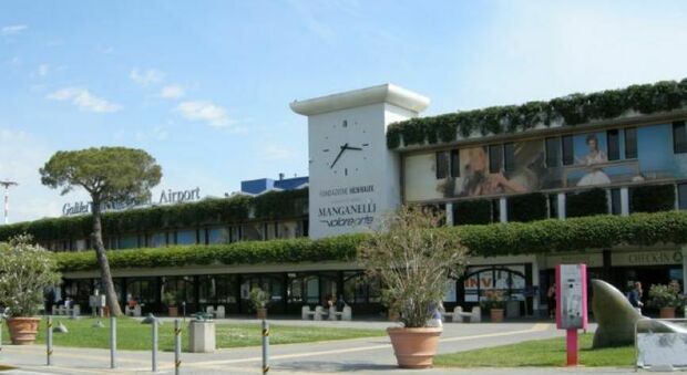 Serie dfi furti nella provincia di Pesaro e Urbino, arrestato all’aeroporto di Pisa