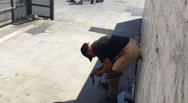 Roma, degrado: uomo defeca in pieno giorno alla stazione Termini