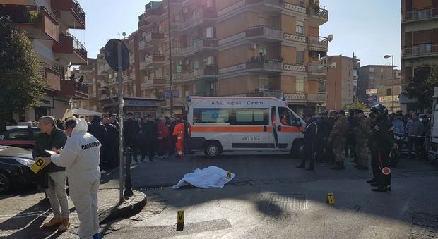 Napoli, killer sparano vicino a chiesa paura tra la folla: un morto