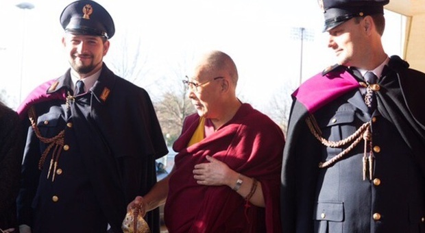 Roma, summit Nobel per la pace: ovazione per il Dalai Lama. Il Papa: "Grato per l'impegno"