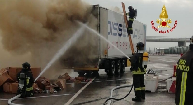 Fiamme e fumo a Fusina: a fuoco il semirimorchio di un camion