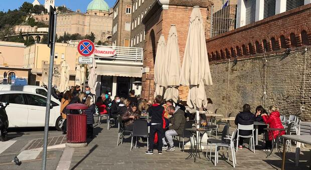 Bar e ristoranti affollati nel porto di Ancona