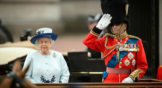 Principe Filippo, la regina Elisabetta è provata dal lutto. Ma gli esperti concordano: «Non abdicherà»