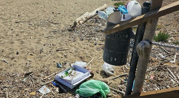 Spiagge, Cala Materdomini ancora nel degrado: sul litorale rifiuti e plastica