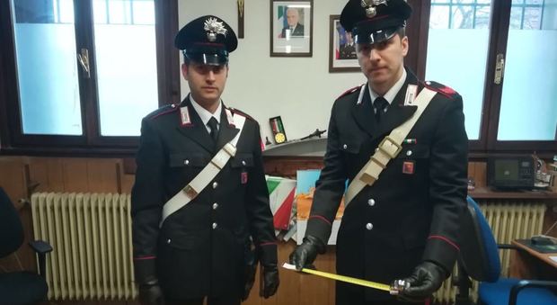 I carabinieri con l'attrezzatura usata dal pensionato per scassinare le cassette delle offerte