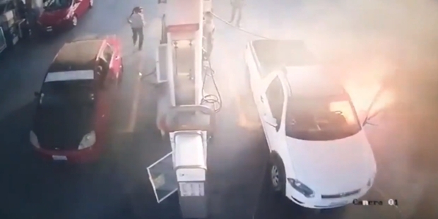 Usa il suo cellulare mentre fa benzina in una stazione di servizio e provoca un incendio - VIDEO