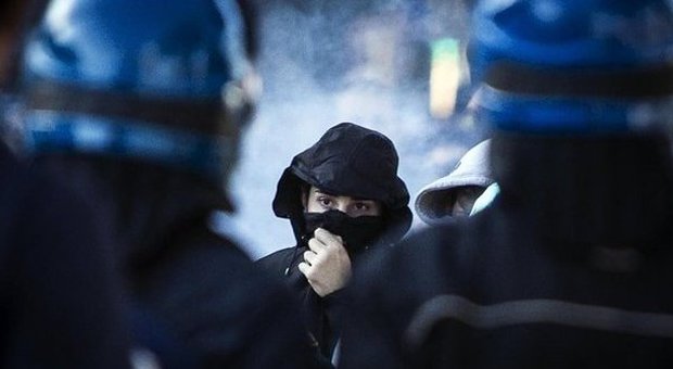 Lazio-Juve, la questura indaga sugli scontri: coinvolti cento tifosi laziali a volto coperto
