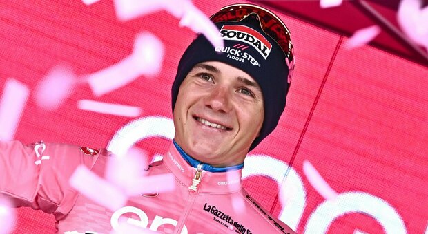 Evenepoel positivo al Covid, la maglia rosa lascia il Giro d'Italia dopo il successo nella cronometro
