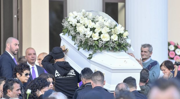 Desirée, bara e rose bianche: a Cisterna i funerali della 16enne uccisa a San Lroenzo DIRETTA