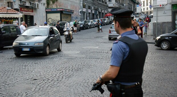 Napoli, Forcella: banda «multietnica» rapina ambulante pakistano. I carabinieri arrestano 2 malviventi