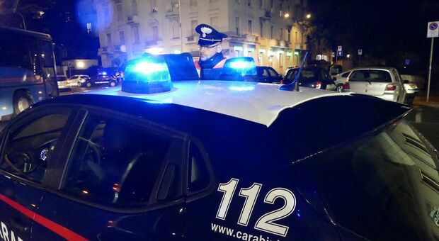 Aggredisce i carabinieri per disfarsi dell'eroina: pusher arrestato
