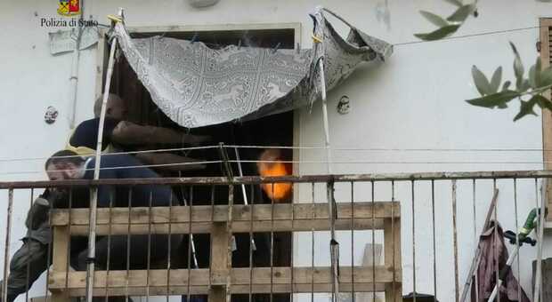Sfratto esecutivo a Trasanni, si barrica nella casa piena di acido e benzina armato di fiamma ossidrica: irruzione della polizia