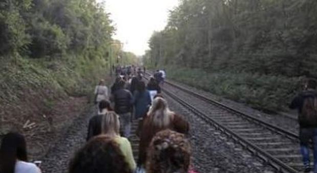 Caos Roma-Lido, si rompe il treno: passeggeri a piedi sui binari