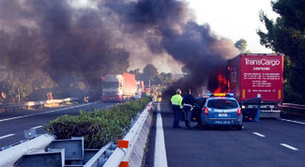 Camion a fuoco in A4: autostrada chiusa. Fiamme alte e fumo