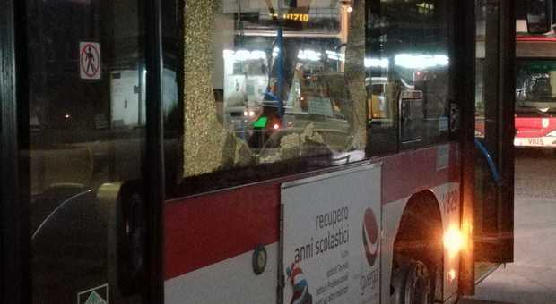 Napoli, violenta sassaiola contro un bus al Rione Alto: «Poteva finire male»