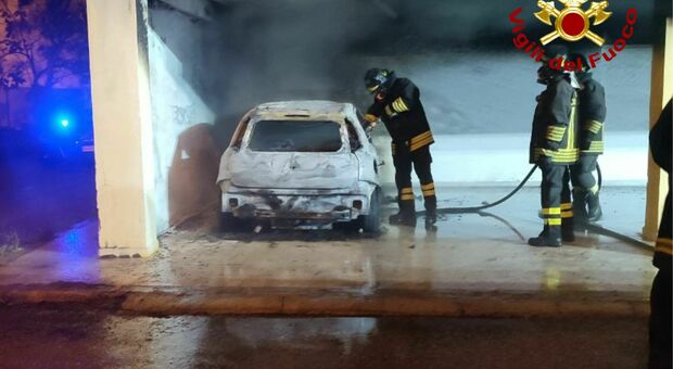 Salento, incendio a un'auto: il fumo invade lo stabile, evacuate le abitazioni