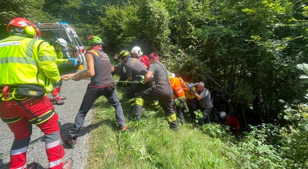 (Foto d'archivio) Cade nel fosso con il trattore, elitrasportato in condizioni gravi a Udine