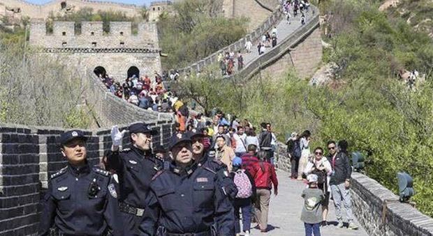 Cina, poliziotti e carabinieri per pattugliare la Grande muraglia