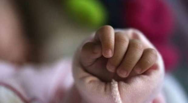Lucca, neonata denutrita muore a soli 15 giorni. I genitori: «Non ce ne siamo accorti»
