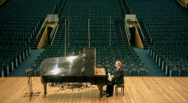 Roberto Cacciapaglia, domani in streaming su Facebook il pianista in concerto: «Per non fermare la musica»