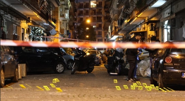 Napoli, agguato in strada: 80 colpi esplosi per uccidere un ragazzo. Presi gli uomini del commando