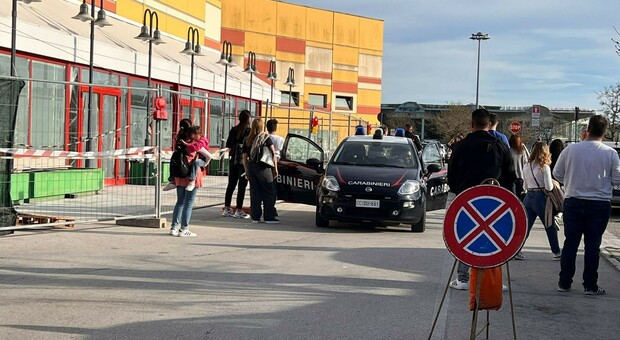Ancona, spray urticante spruzzato sulla gente: la ladra viene denunciata per rapina. Scatta anche il foglio di via