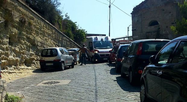 Napoli, soccorsi lumaca alla Gaiola: ambulanza ostacolata da auto e moto nella ZTL