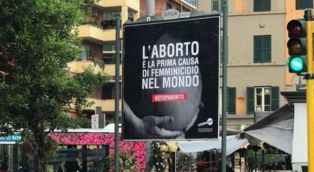 Aborti, in Italia sono sempre meno. Ma a Roma manifesto choc