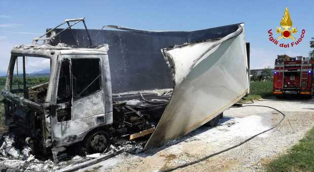 Autocarro prende fuoco: il mezzo distrutto dalle fiamme